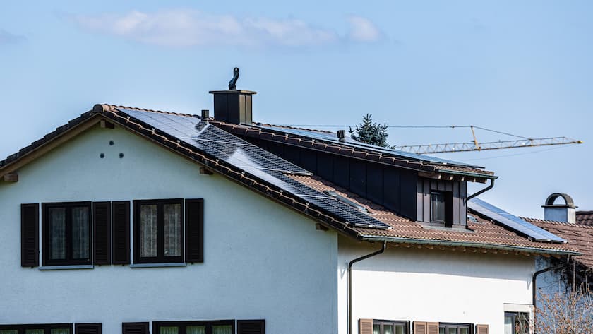Auf einem Schweizer Einfamilienhaus sind Solarzellen angebracht.