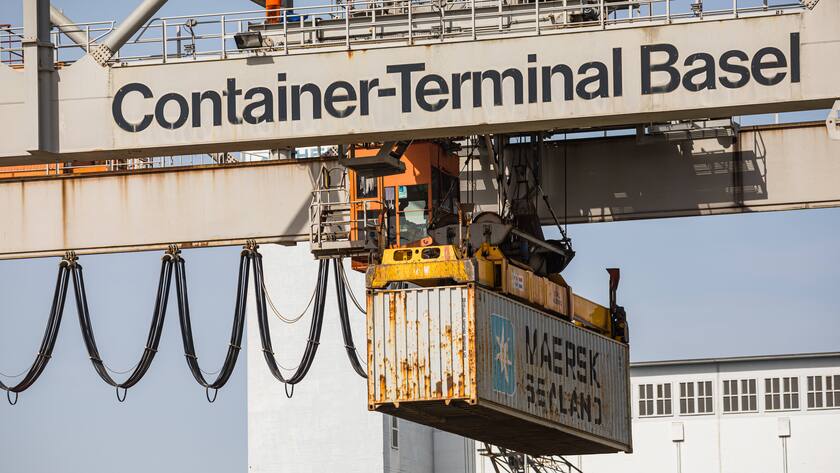 Beim Swissterminal in den Schweizer Rheinhäfen wird ein Schiffscontainer abgeladen (2022).