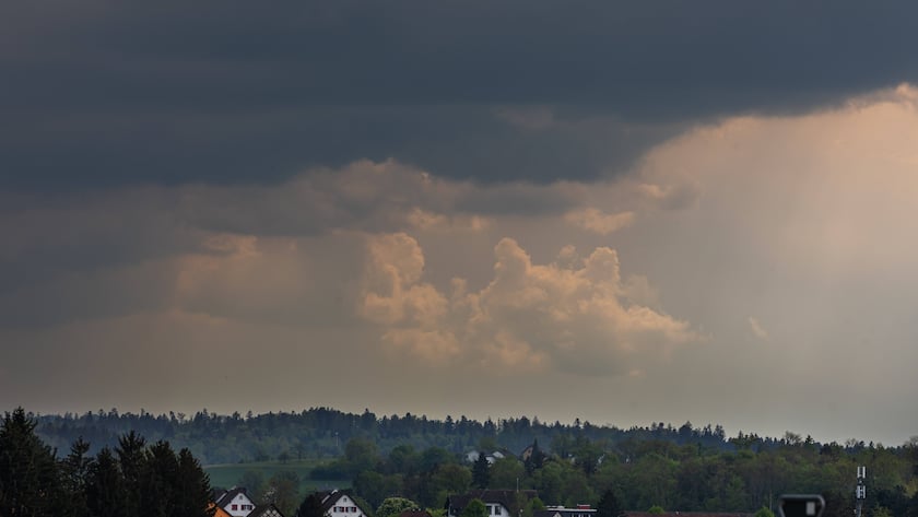 Eine Gewitterfront steuert auf Zürich zu in der Region Niederglatt.