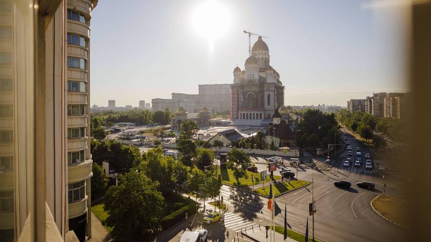 Stadtansicht Bukarest mit Blick auf die Kathedrale der Erloesung des rumaenischen Volkes. Bukarest, 15.07.2022 Bukarest Rumaenien *** City view Bucharest with view to the Cathedral of the Redemption of the Romanian People Bucharest, 15 07 2022 Bucharest Romania Copyright: xThomasxTrutschelx
