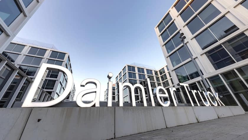 Der Schriftzug des Lastwagenherstellers Daimler Truck am Hauptsitz in in Leinfelden-Echterdingen.