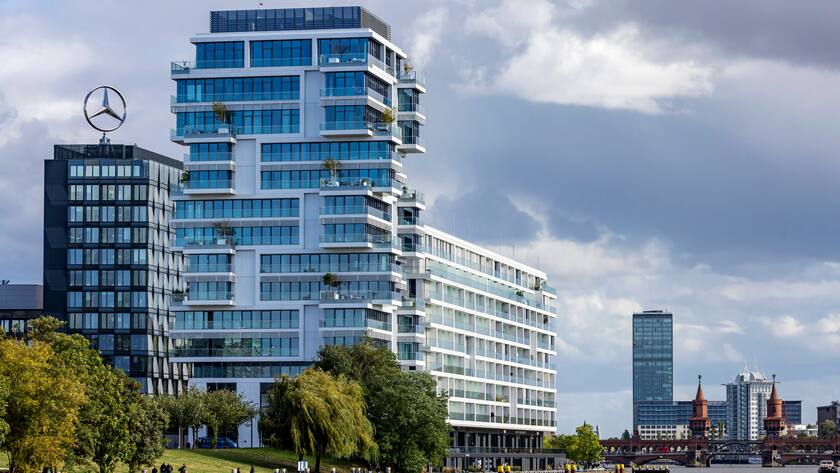 Moderne Wohngebäude und Büroimmobilien an der Berliner East Side Gallery.