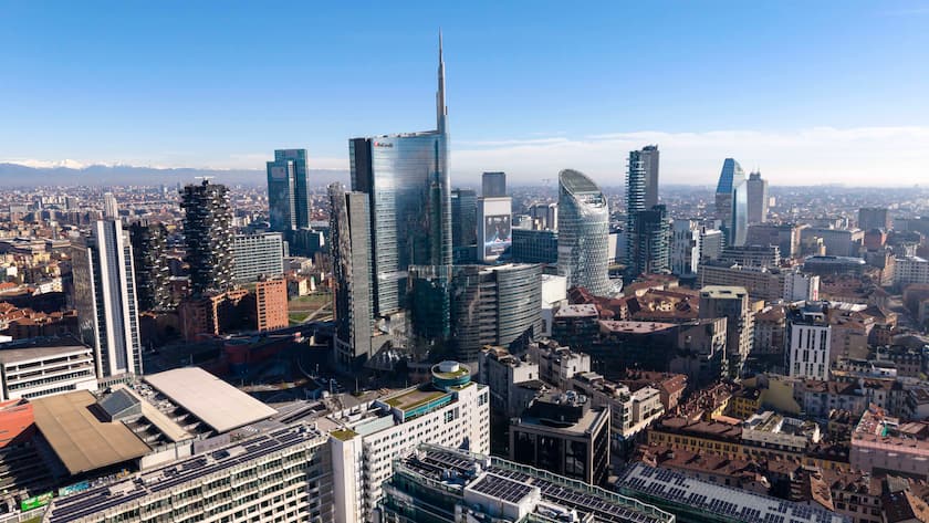 Blick auf Hochhäuser in Mailand mit dem Hauptsitz der Unicredit In der Mitte.