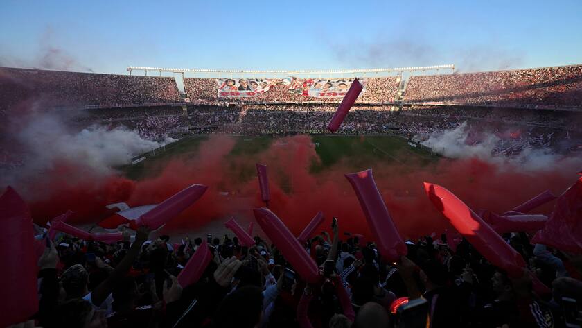 Blick auf das Estadio Monumental beim Derby zwischen River Plate und Boca Juniors in Buenos Aires (2023).