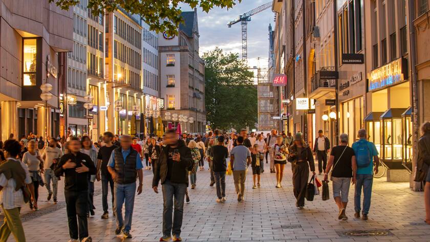 Fussgänger in der Einkaufszone in München, Deutschland (2023).
