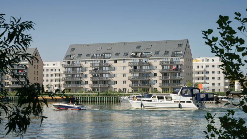 Ein Wohnhaus der Überbauung Havelspeicher im Berliner Stadtteil Spandau (2023).