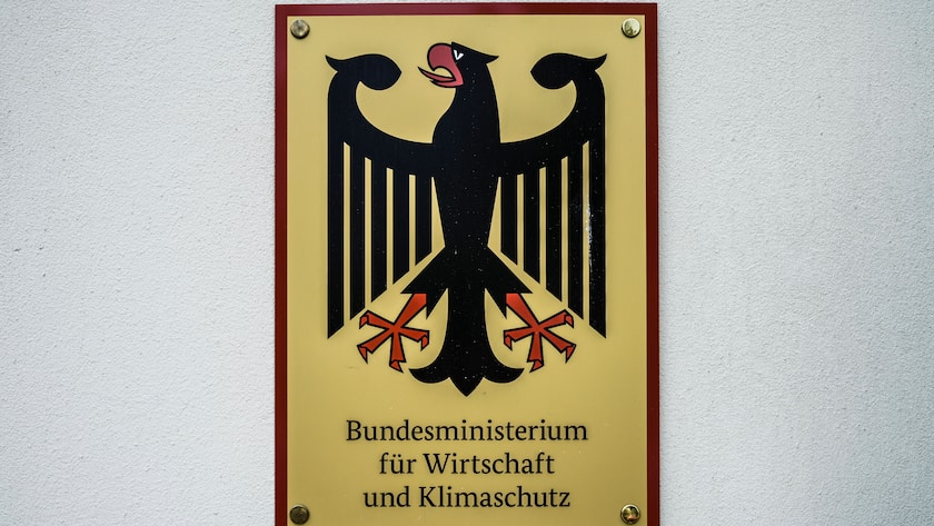Schild am Bundesministerium für Wirtschaft und Klimaschutz an der Invalidenstrasse in Berlin.