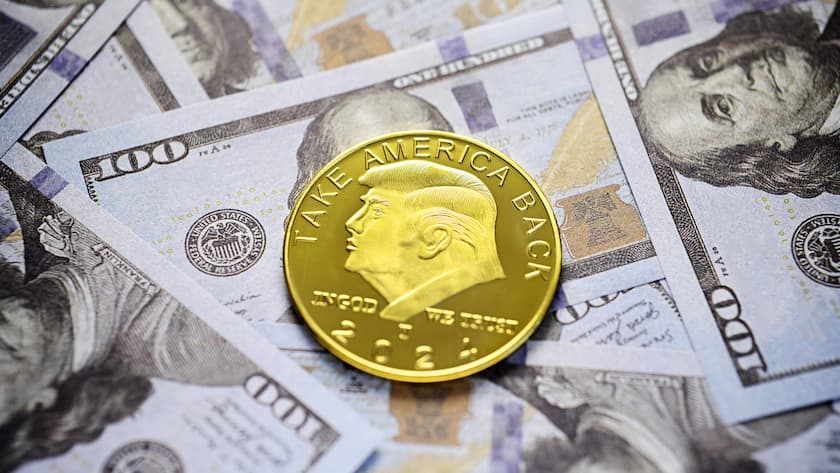 Donald Trump-Münze als 47. Präsident der USA auf Dollarnoten.