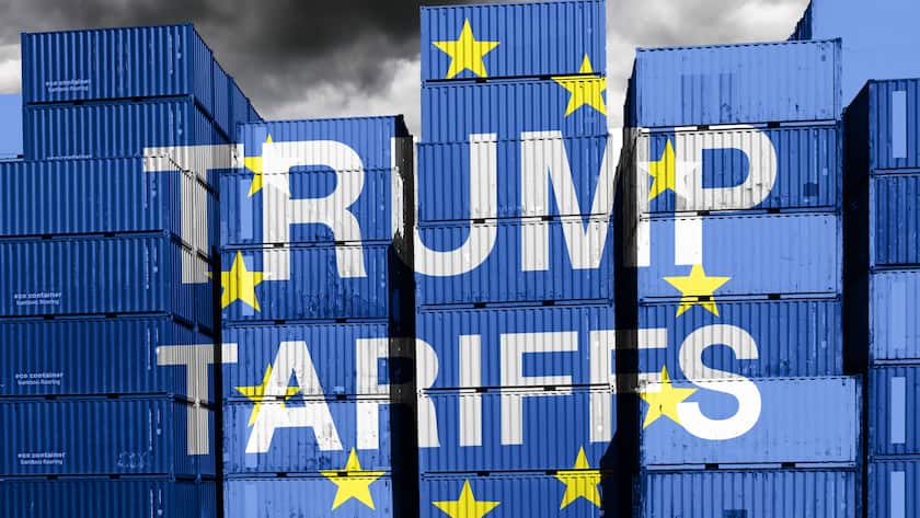 Fotomontage: Gestapelte Container mit EU-Fahne und Aufschrift Trump Tariffs (2025).