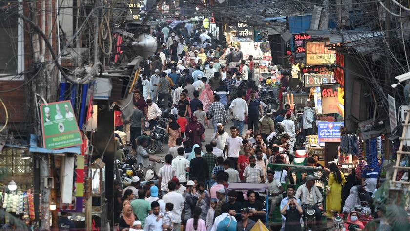 Menschenmassen vor dem Eid Al-Adha Bakrid Festival am 6. Juni 2025 in Neu-Delhi, Indien