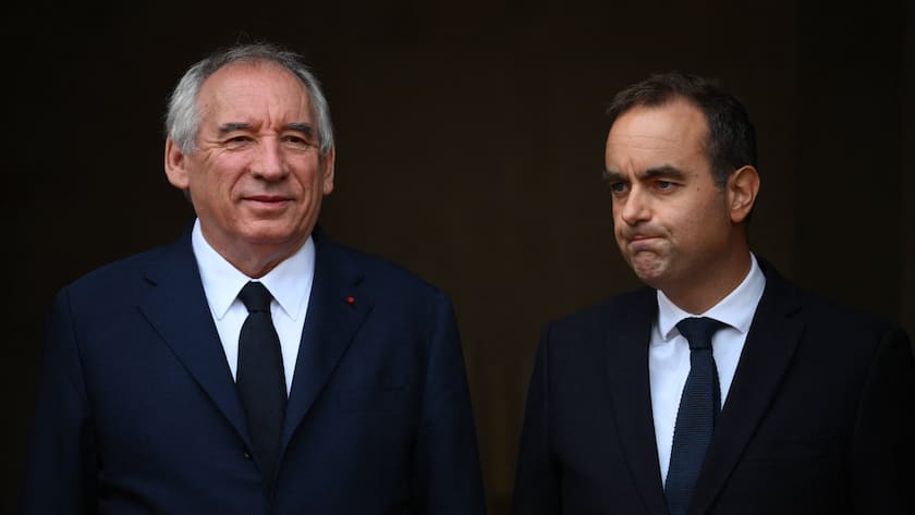 Vor knapp einem Monat Sebastien Lecornu (rechts) das Amt als Frankreichs Premierminister von seinem Vorgänger François Bayrou übernommen - nun tritt er zurück.