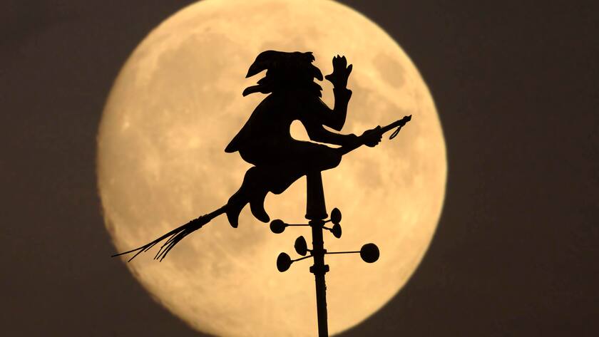 Eine Hexe als Wetterfahne steht bildlich für den Hexensabbat an den Börsen.