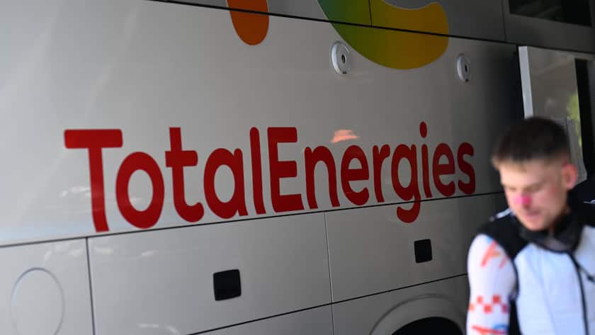 Das Logo von TotalEnergies an einem Bus.