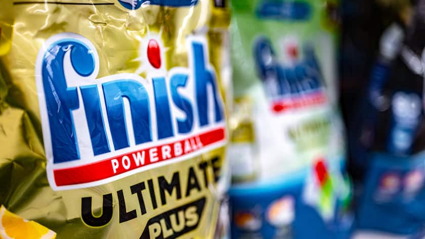Packungen mit Finish-Geschirrspülmittel von Reckitt in einem Supermarkt.