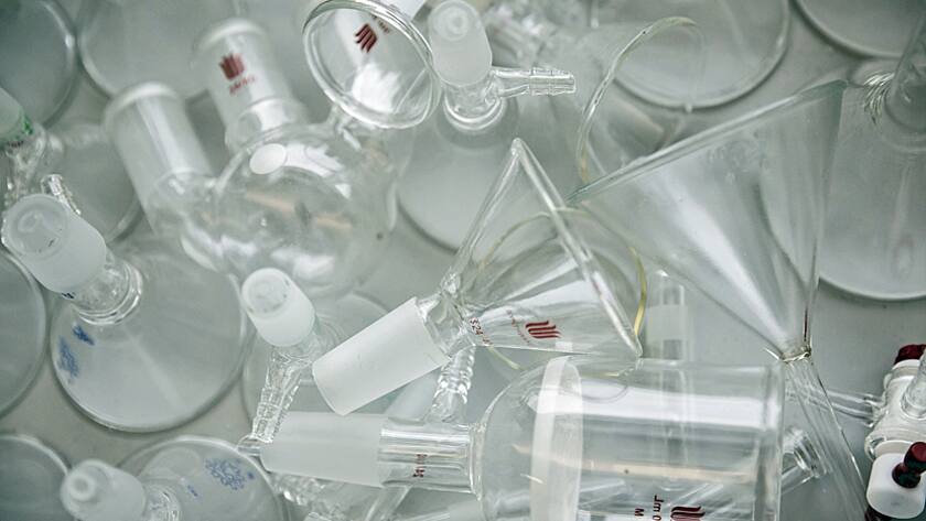 Glaswaren in einem Labor.