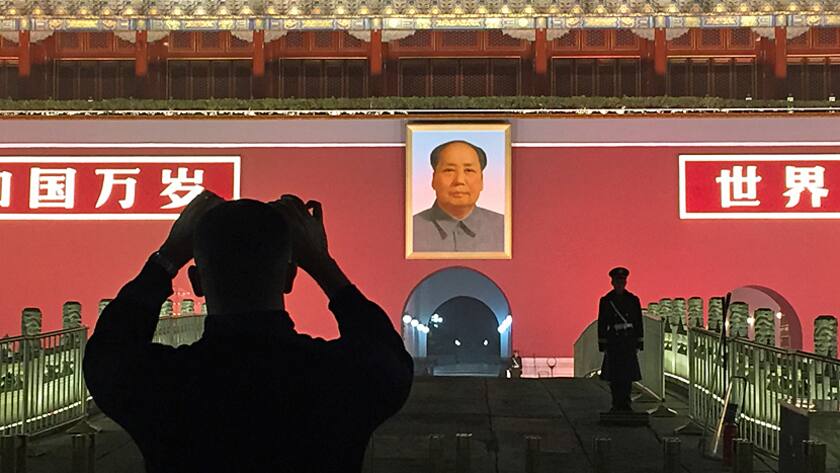 Tourist und Wachmann am "Tor des himmlischen Friedens" in Peking.