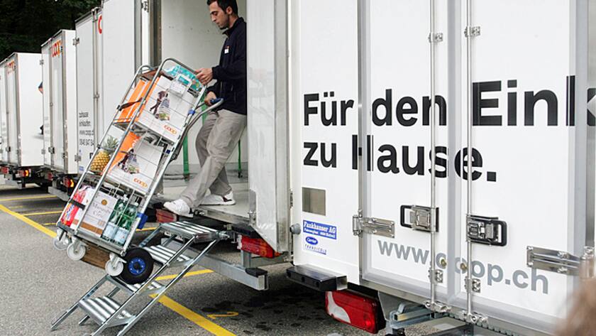 Ein Mitarbeiter von Coop@home belädt den Lastwagen.