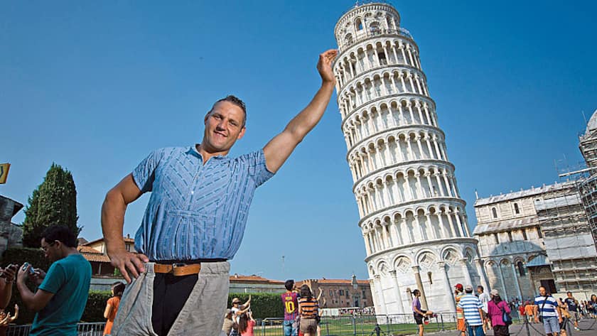 SCHWINGER ARNOLD NOELDI FORRER POSIERT VOR DEM SCHIEFEN TURM IN PISA. (16.7.2013)