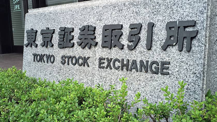 Vor der Börse Japans im Zentrum von Tokio.