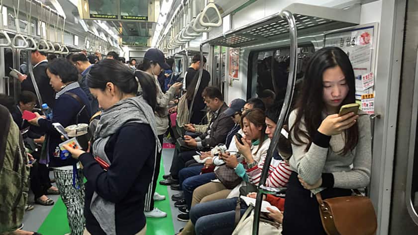 Smartphone-User in der U-Bahn von Seoul.