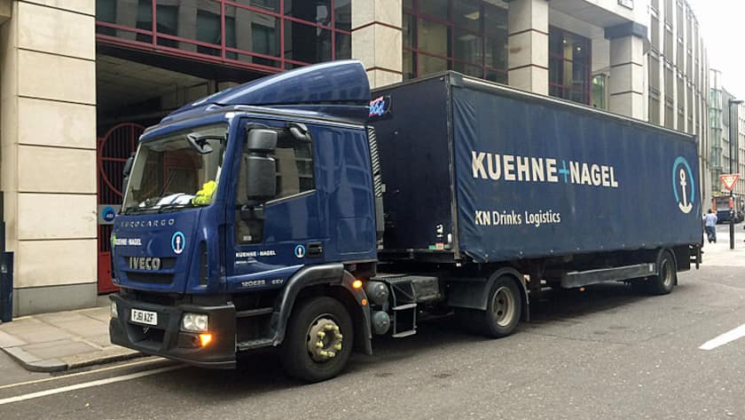 Transporter von Kühne + Nagel in der Londoner Innenstadt.