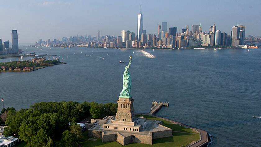 Die Freiheitsstatue in New York, mit Blick auf Manhattan.