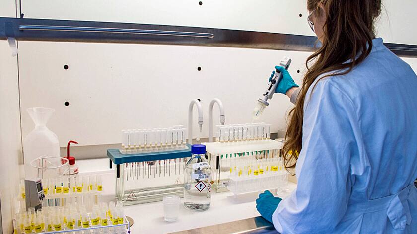 Eine Mitarbeiterin in einem Labor.