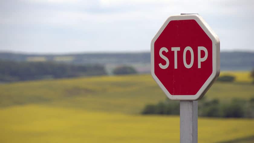 Ein Stoppschild verhindert das zügige Durchfahren.