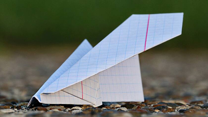 Abgestürzter/gelandeter Papierflieger.