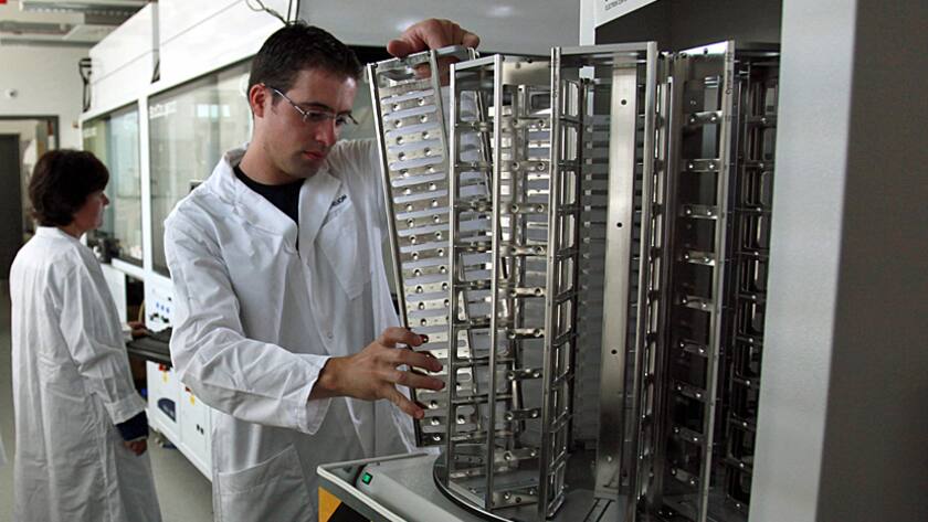 Ein Mitarbeiter von Actelion arbeitet im Labor.