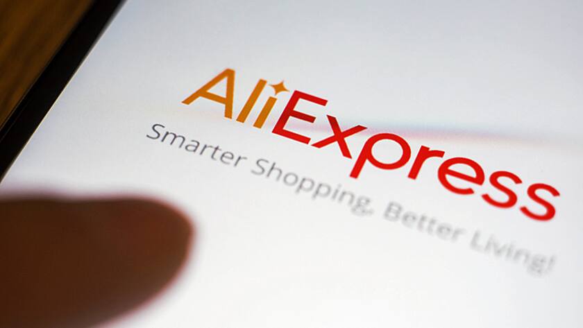 Ein Kunde bestellt via Smartphone bei AliExpress Waren.