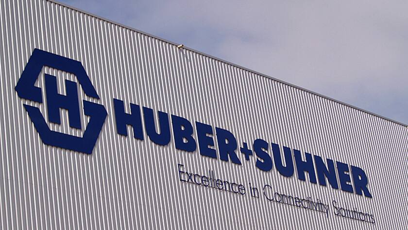 Eine Produktionshalle von Huber und Suhner.