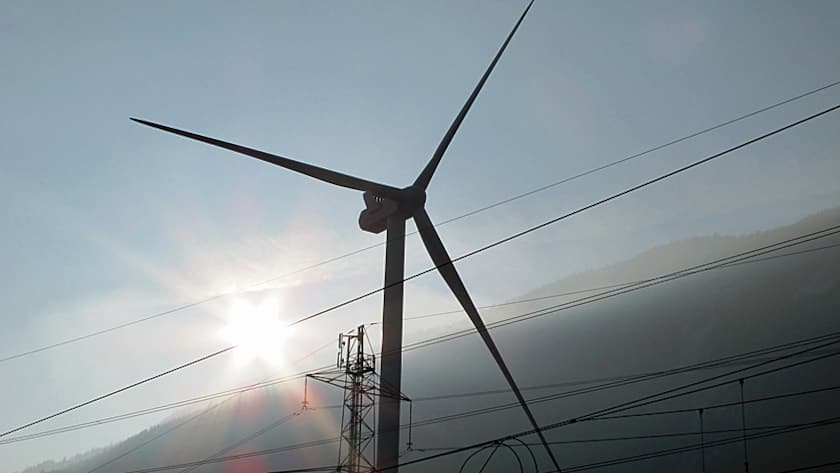 Stromleitungen hinter dem Stromproduzenten, dem Windrad.