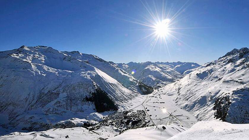Blick auf das winterliche Andermatt, wo Orascom ein Resort baut.
