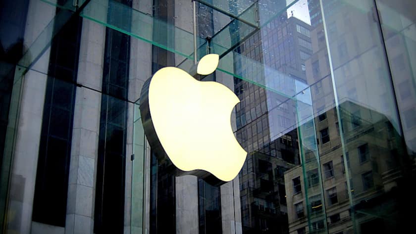Das Logo von Apple an einem Store in New York.