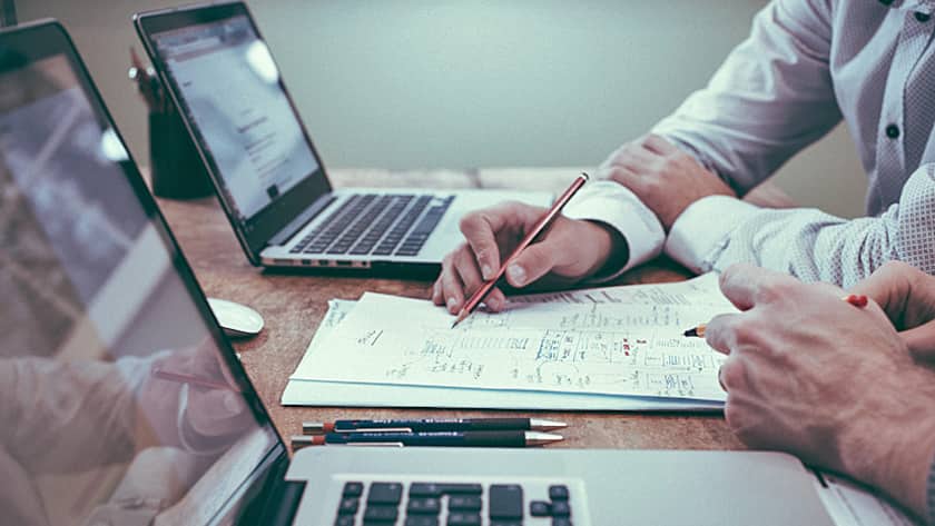 Über einem Papier brüten.