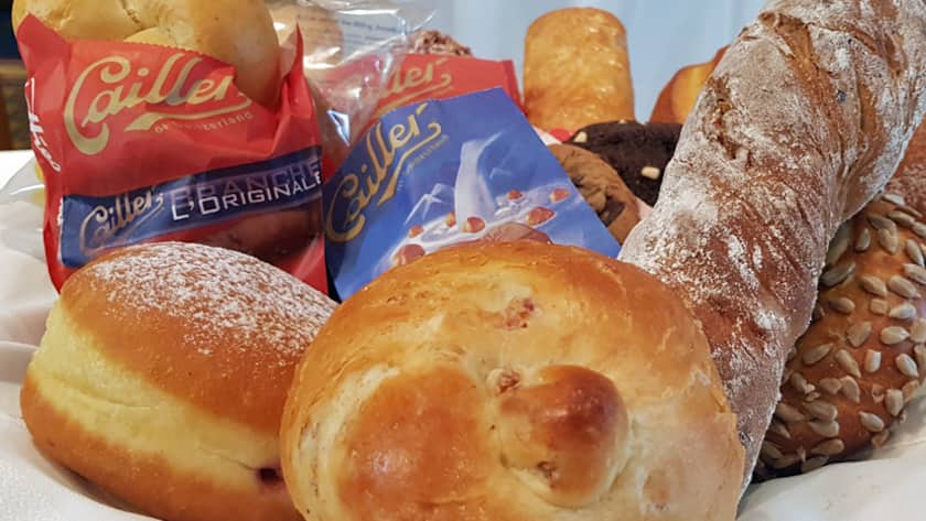 Backprodukte von Aryzta, verführerisch präsentiert in einem Korb.