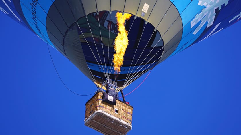 Ein Heissluftballon beim Start: Die Luft wird durch den Brenner erwärmt.