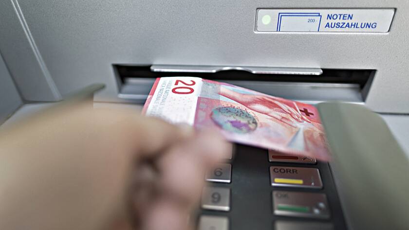 Bezug einer 20-Franken-Note an einem Bancomaten in Zürich (Juli 2107).