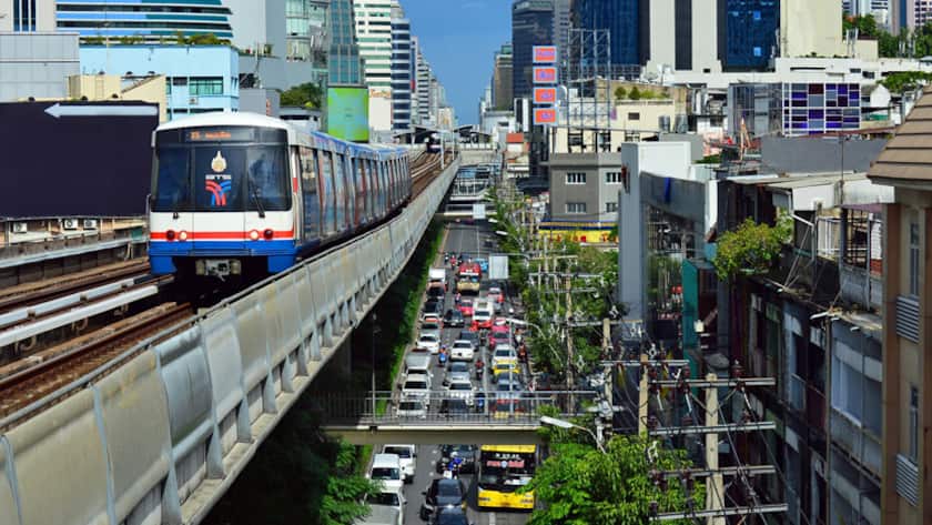 Der Sky Train im Zentrum von Bangkok.