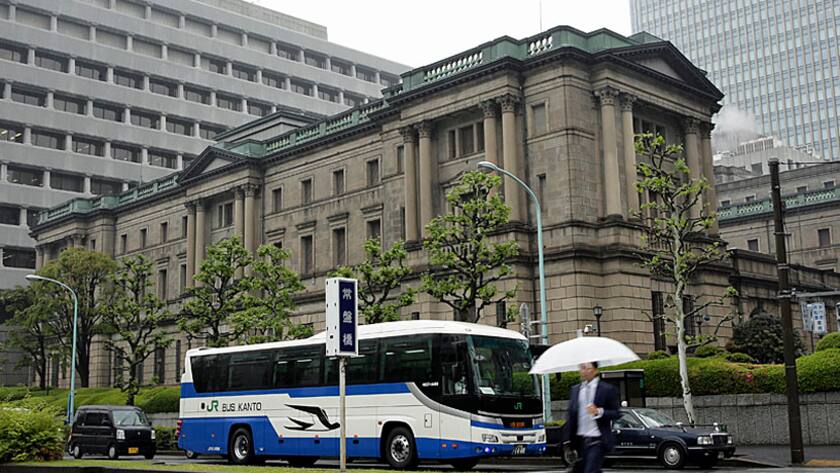 Die Bank of Japan in Tokio bei Regen.