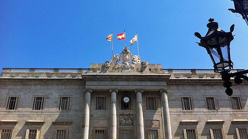 Die Flaggen über dem Barceloneter Rathaus zeigen Katalonien, Spanien und die Stadt Barcelona (v.l.n.r)
