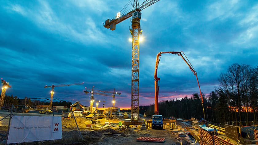 Eine Baustelle beim Eindunkeln.