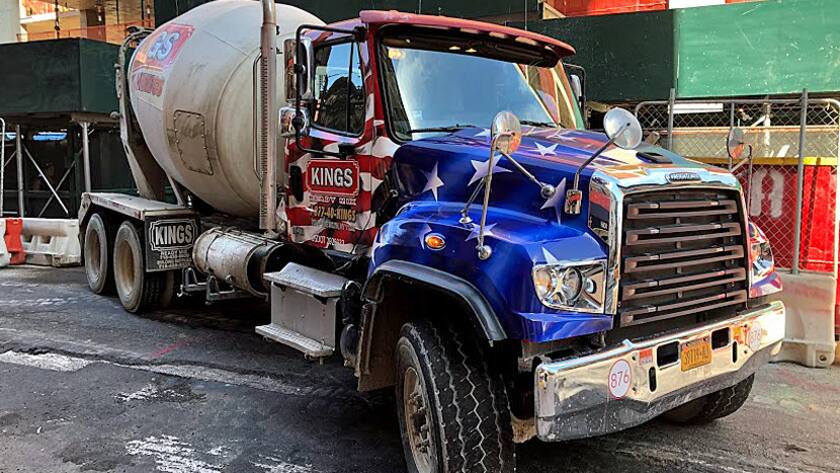 Lastwagen bei einer Baustelle in Lower Manhattan, New York.