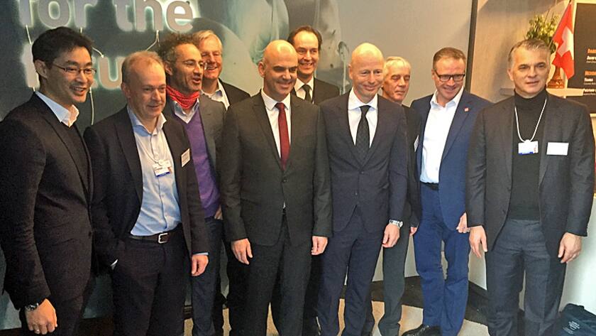 Gruppenfoto mit Alain Berset, Bundespräsident, und Marc Walder, CEO Ringier, (in der Mitte rechts) am WEF 2018 in Davos.