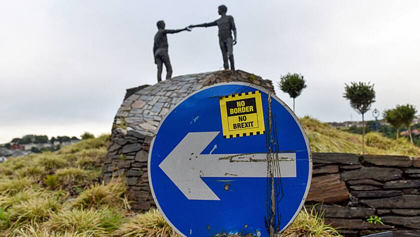 Ein «No Border, No Brexit»-Aufkleber auf einer Verkehrstafel vor dem «Hands Across the Divide»-Monument in Derry, Nordirland (22.7.2018).