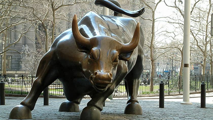 Der Bulle vor der Wallstreet steht für Investoren, die an steigende Aktienkurse glauben.