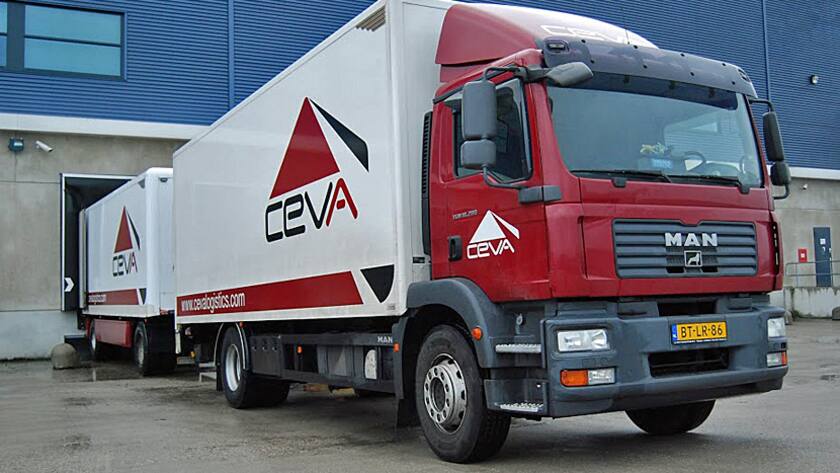 Ein Lastwagen der Ceva Logistics beim Beladen.