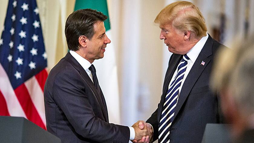 Der Italienische Premierminister Giuseppe Conte (links) schüttelt bei einem Besuch im Weissen Haus die Hand von US-Präsident Donald Trump (30.7.2018).