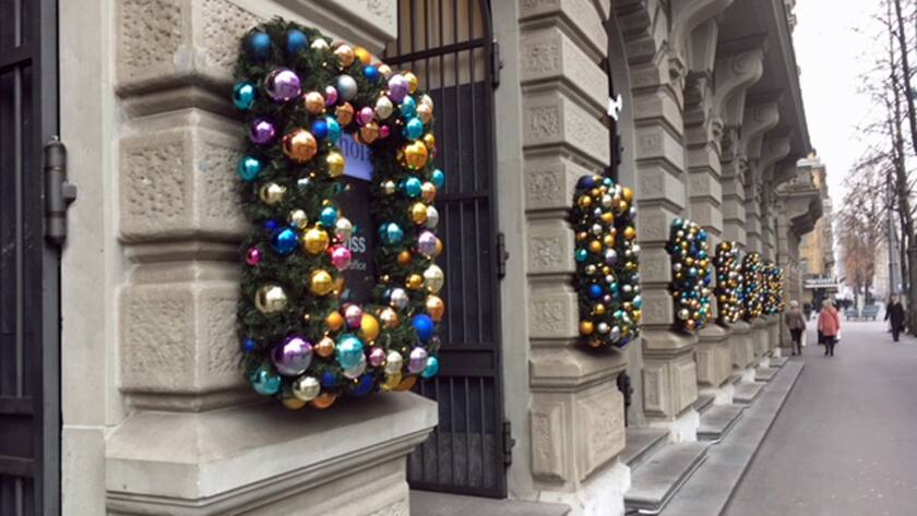 Weihnachtliche Dekorationen am Gebäude der Credit Suisse an der Zürcher Bahnhofstrasse.
